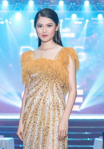 Thùy Dung diện váy dạ hội lấy cảm hứng từ mặt trời của nhà thiết kế Lê Thanh Hòa. Danh hiệu Hoa khôi Ngoại thương 2016 giúp cô tự tin hơn khi bước tiếp vào cuộc thi Hoa hậu Việt Nam 2016 và giành giải Á hậu 2. Hoa khôi Ngoại thương giúpDung quan niệm phải biết thử sức và không được rụt rè, lo sợ trước các thử thách trong cuộc sống. Đến với cuộc thi, tôiluôn ý thức cố gắng và hoàn thiện. Có thểmình chưa ở thời điểm tỏa sáng nhấtnhưng mình cứ bước đi, nỗ lực để đạt được những kết quả tốt đẹp hơn nhất trong tương lai, Á hậu Việt Nam 2016nói.