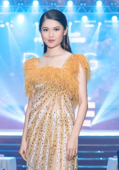 Hoa khôi Ngoại thương giúpDung quan niệm phải biết thử sức và không được rụt rè, lo sợ trước các thử thách trong cuộc sống. Đến với cuộc thi, tôiluôn ý thức cố gắng và hoàn thiện. Có thểmình chưa ở thời điểm tỏa sáng nhấtnhưng mình cứ bước đi, nỗ lực để đạt được những kết quả tốt đẹp hơn nhất trong tương lai, Á hậu Việt Nam 2016nói.