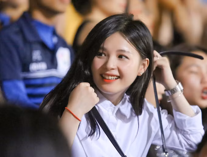 Bạn gái tới sân cổ vũ Quang Hải thi đấu