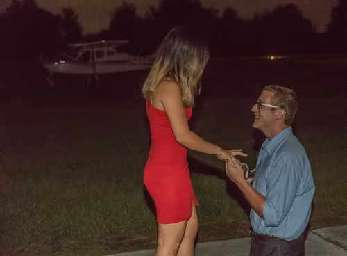 Alex run run cầu hôn Quyên đến mức quỳ cả hai gối và còn đeo nhẫn nhầm tay. Ảnh:NVCC. Alex run run cầu hôn Quyên đến mức quỳ cả hai gối và còn đeo nhẫn nhầm tay. Ảnh: NVCC.