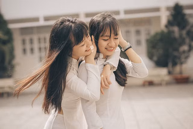 Cặp chị em sinh đôi 18 tuổi “hút hồn” trong bộ ảnh chia tay mái trường ảnh 9