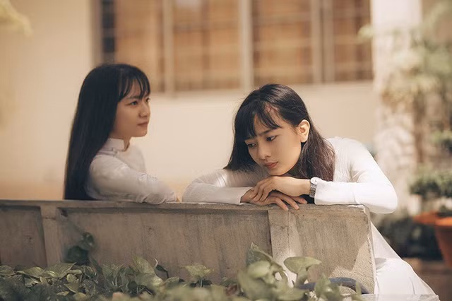 Cặp chị em sinh đôi 18 tuổi “hút hồn” trong bộ ảnh chia tay mái trường ảnh 13