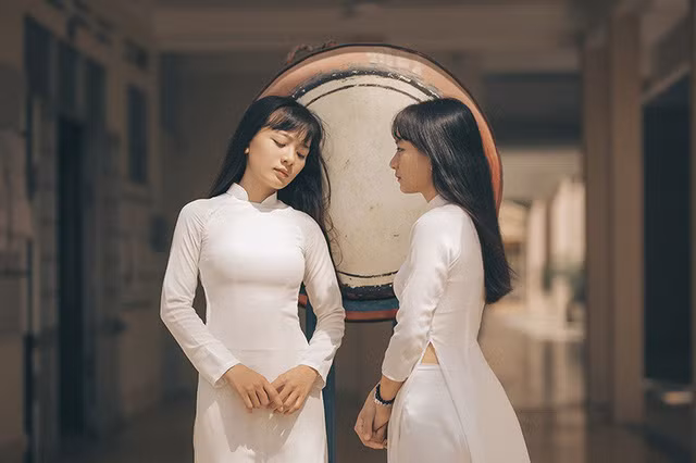 Cặp chị em sinh đôi 18 tuổi “hút hồn” trong bộ ảnh chia tay mái trường ảnh 11