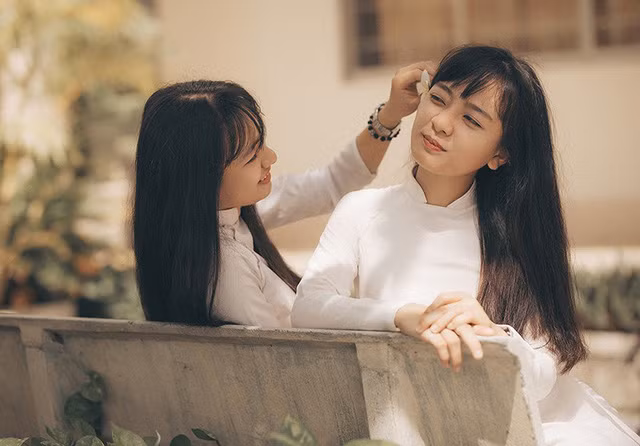 Cặp chị em sinh đôi 18 tuổi “hút hồn” trong bộ ảnh chia tay mái trường ảnh 12