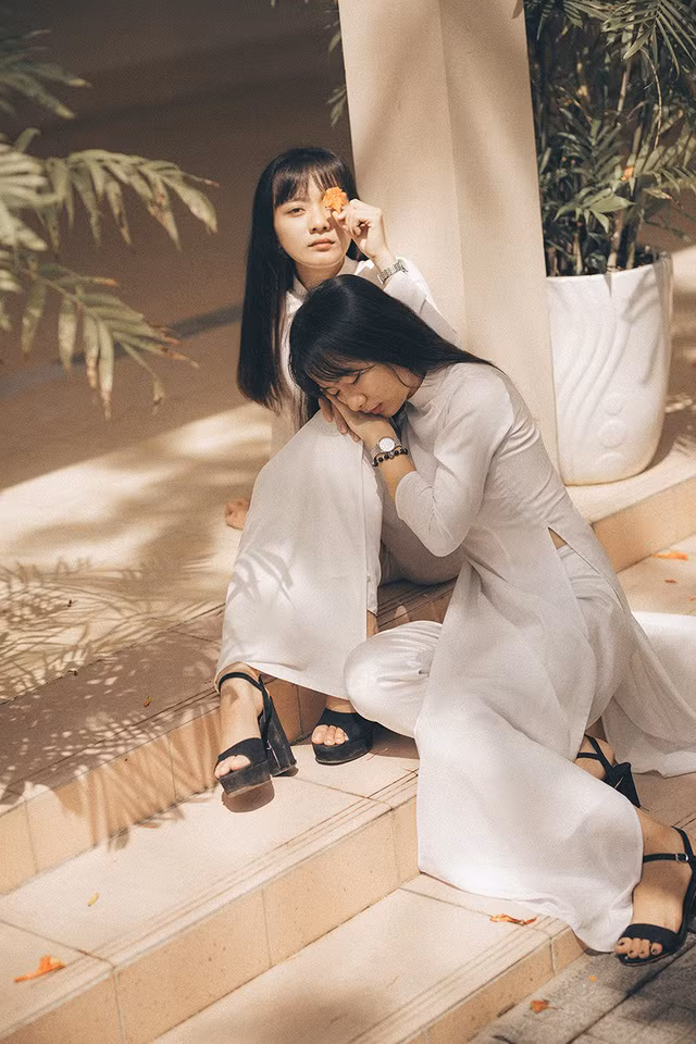 Cặp chị em sinh đôi 18 tuổi “hút hồn” trong bộ ảnh chia tay mái trường ảnh 16