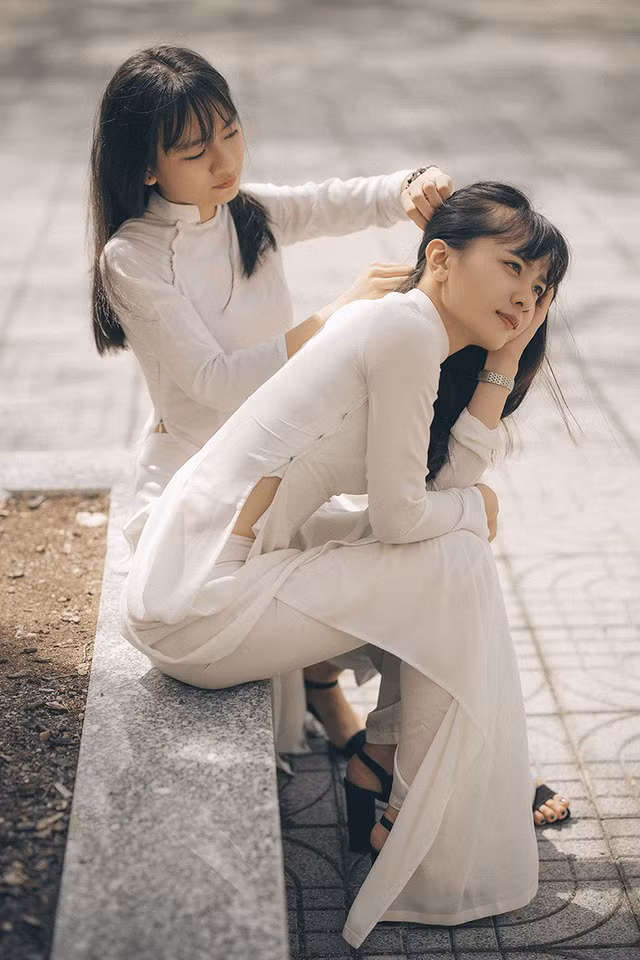 Cặp chị em sinh đôi 18 tuổi “hút hồn” trong bộ ảnh chia tay mái trường ảnh 14