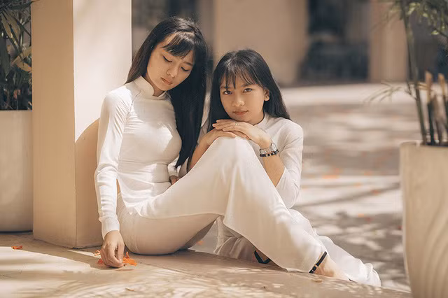 Cặp chị em sinh đôi 18 tuổi “hút hồn” trong bộ ảnh chia tay mái trường ảnh 15