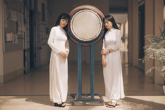 Cặp chị em sinh đôi 18 tuổi “hút hồn” trong bộ ảnh chia tay mái trường ảnh 10