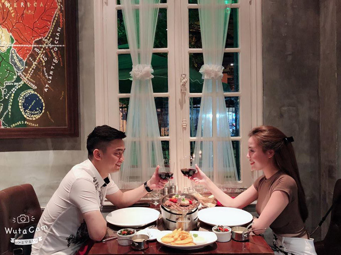 Vì công việc làm phi công phải liên tục bay nên mỗi lần được nghỉ ngơi, Hà Duy đều tranh thủ hẹn hò với vợ tương lai. Sao nhí phim Đội đặc nhiệm nhà C21 làm lễ dạm ngõ với bạn gái xinh đẹp - 5