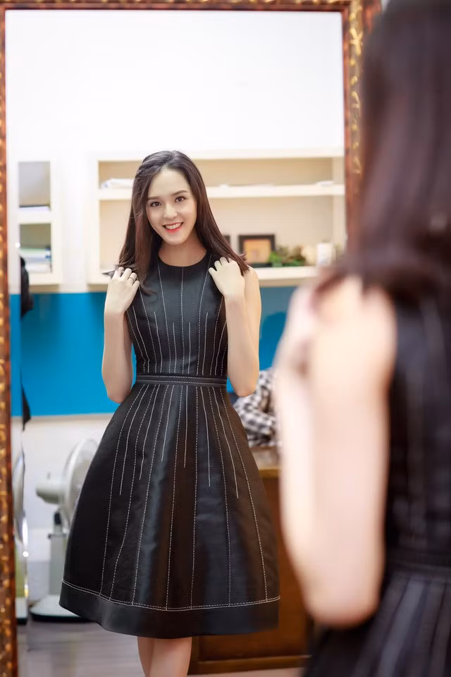 Được biết, dù khá lóng ngóng trong lần đầu làm mẹ nhưng nhờ sự hỗ trợ của mẹ chồng và mẹ đẻ, cô đã thành thạo hơn trong việc chăm sóc con nhỏ. Khi thử một số bộ cánh bó sát, Hoàng Anh gây ngạc nhiên bởi vóc dáng thon thả như thời còn son rỗi, đặc biệt là vòng eo nhỏ nhắn.