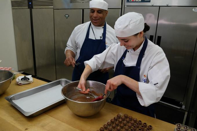 Mỗi một công thức đều đã được kiểm nghiệm nhiều lần trong các buổi thử món được diễn ra từ tháng 3. "Các đầu bếp hoàng gia luôn làm việc dưới sức ép của các buổi tiệc long trọng, phục vụ số lượng khách rất lớn nhưng đây vẫn là một dịp chưa từng có. Chúng tôi có cơ hội phục vụ nhiều sự kiện quan trọng nhưng sẽ không có nhiều cơ hội làm việc cho một đám cưới Hoàng gia trong cuộc đời mình. Bởi vậy, nó vẫn rất đặc biệt", bếp trưởng Hoàng gia cho biết. As well as the truffles, the team were busy making bite-sized Crème brûlée, biscuits with mango panna cotta topping and yellow macaroons; a bright selection, fit for the spring, to serve to guests in St. Georges Hall, for the Windsor Horse show, one of the largest reception rooms of the castle.Each recipe has been tried and tested many times. Its a kind of science, Chef Stoby says of baking,You have to know a bit about chemistry but its also very creative, with a lot of attention to detail.