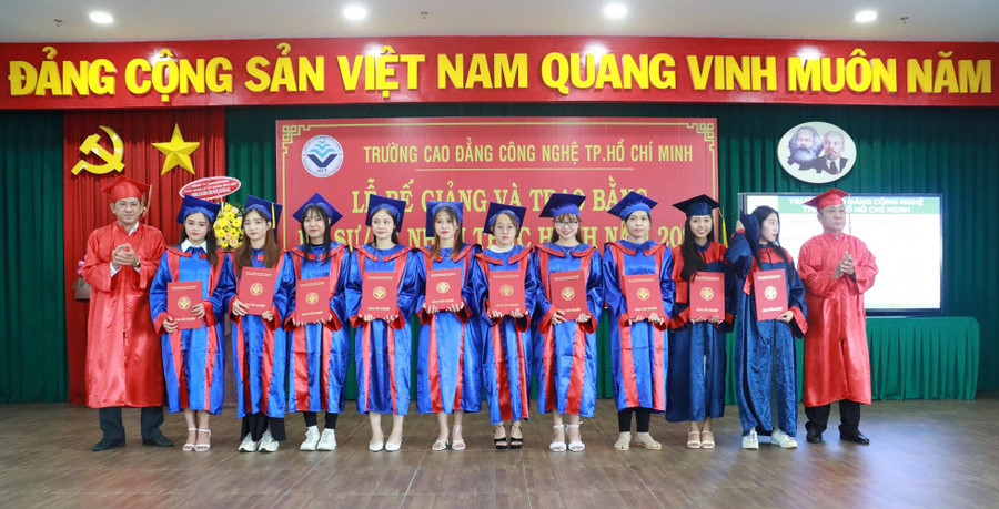 Ban giám hiệu Trường Cao đẳng Công nghệ TPHCM trao bằng tốt nghiệp cho các tân cử nhân thực hành. Ban giám hiệu Trường Cao đẳng Công nghệ TPHCM trao bằng tốt nghiệp cho các tân cử nhân thực hành.