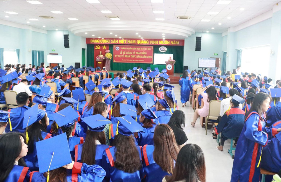 Quang cảnh buổi lễ tốt nghiệp của sinh viên Nhà trường. Quang cảnh buổi lễ tốt nghiệp của sinh viên Nhà trường.