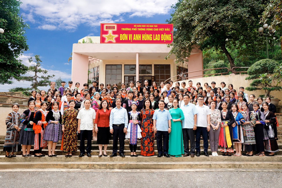 Bộ trưởng Bộ Giáo dục và Đào tạo Nguyễn Kim Sơn và Bộ trưởng, Chủ nhiệm Ủy ban Dân tộc Hầu A Lềnh cùng Đoàn công tác chụp ảnh lưu niệm với thầy và trò Trường Phổ thông Vùng cao Việt Bắc.