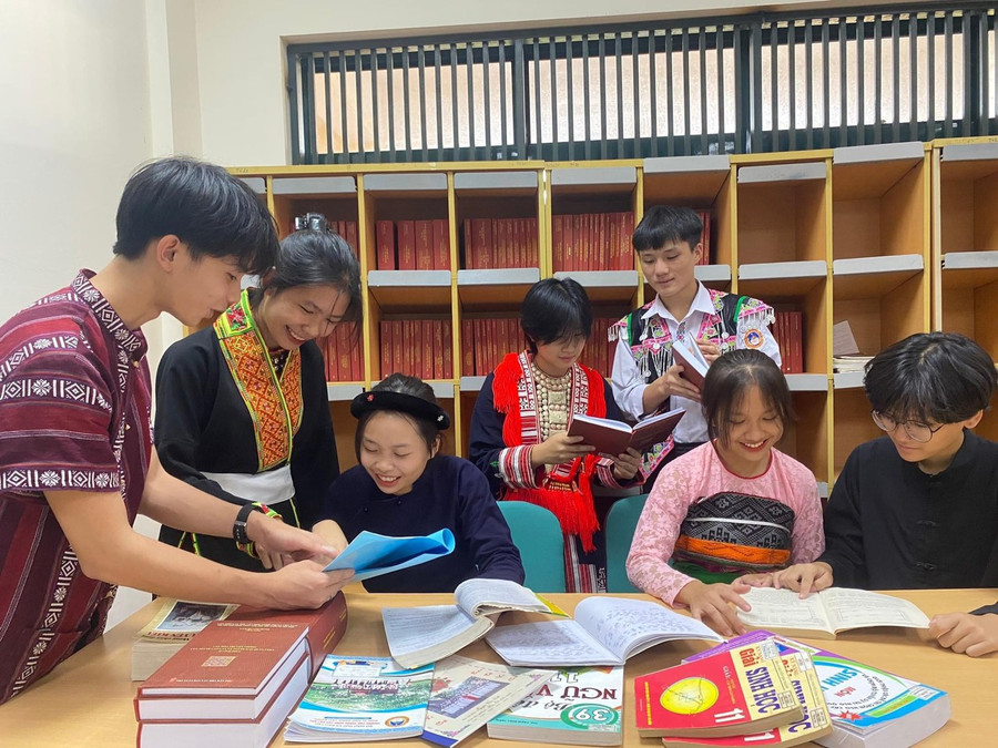 Một buổi học nhóm của các học sinh Trường Phổ thông Vùng cao Việt Bắc.