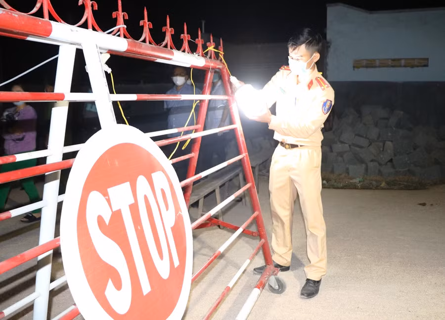 Lực lượng địa phương, công an đem ghế và lắp đèn chiếu sáng tại những chốt chặn cách ly. (Ảnh: Ý Thảo).