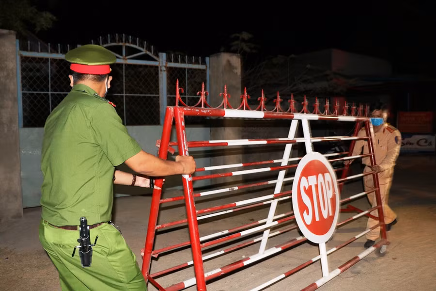 Các chốt chặn được đến tại các con đường nhỏ để cách ly người dân thôn Văn Lâm 3. (Ảnh: Ý Thảo).