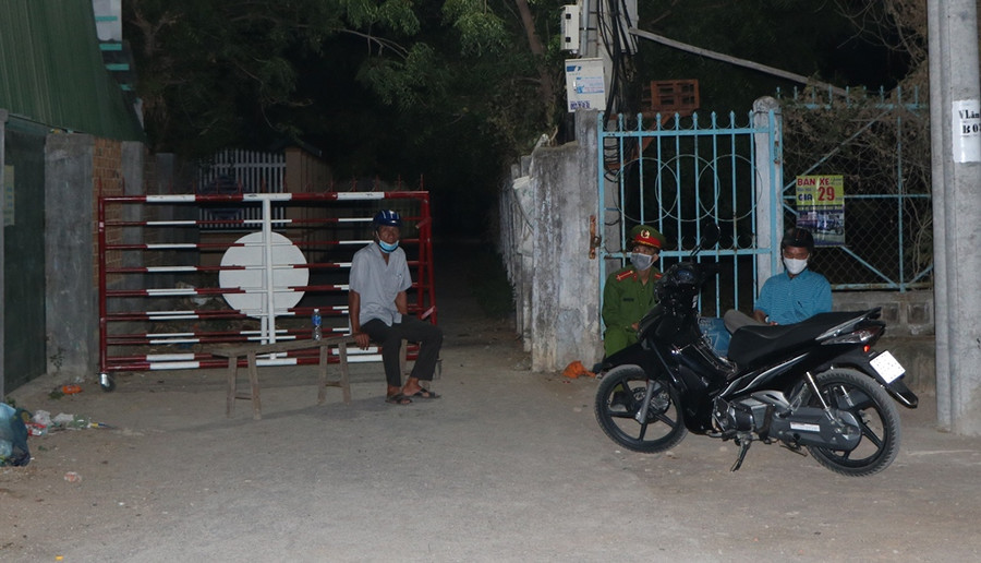 Tại các chốt chặn bố trí 4 người gồm công an và cán bộ địa phương. (Ảnh: Ý Thảo).