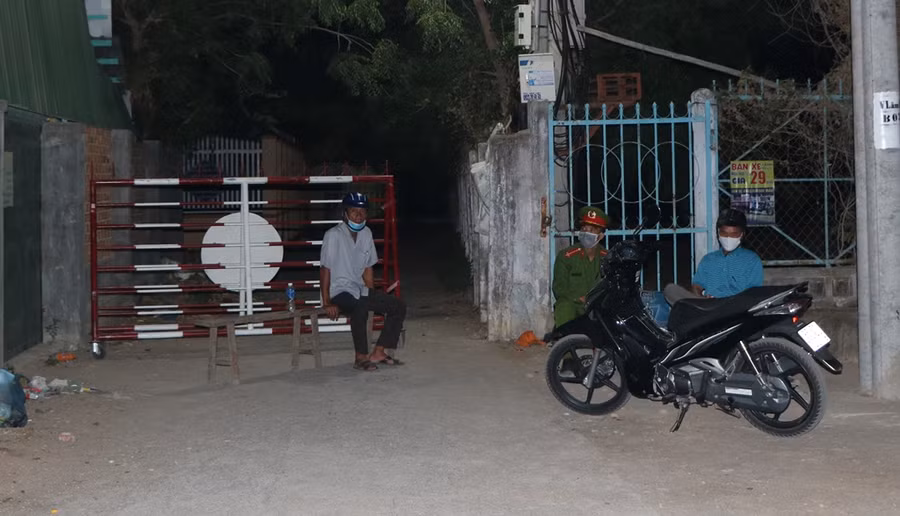 Tại các chốt chặn bố trí 4 người gồm công an và cán bộ địa phương. (Ảnh: Ý Thảo).