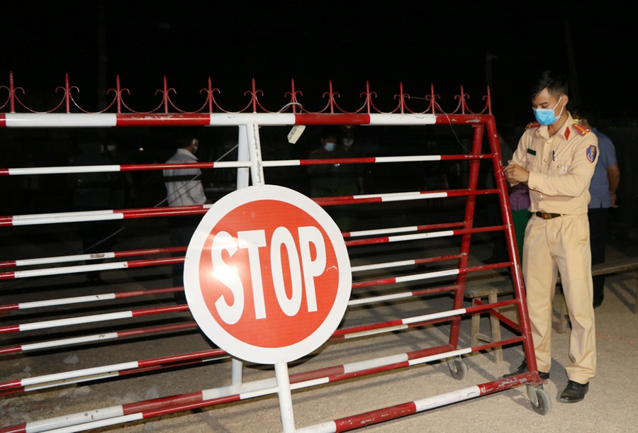 Lực lượng Công an triển khai cấm chốt tại các tuyến đường ra vào thôn Văn Lâm 3. (Ảnh: Ý Thảo).