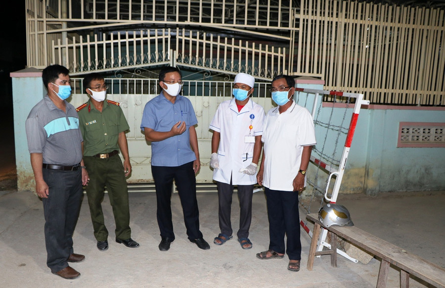 Lực lượng chức năng địa phương triển khai công tác cách ly tại thôn Văn Lâm 3. (Ảnh: Ý Thảo).