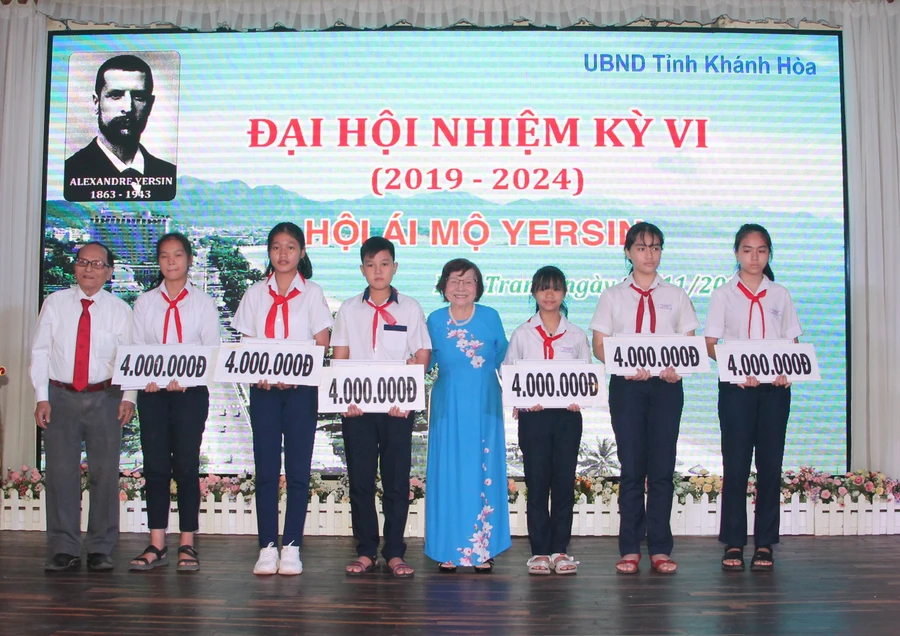 Các em học sinh học giỏi trường Yersin được nhận phần thưởng