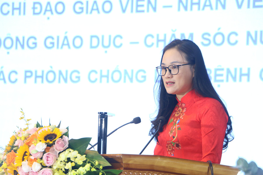 Cô Nguyễn Thị Mai Uyên - Hiệu trưởng Trường Mầm non Phương Canh chia sẻ ý kiến về chăm sóc trẻ.