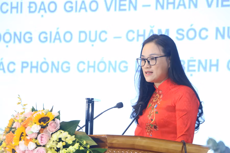 Cô Nguyễn Thị Mai Uyên - Hiệu trưởng Trường Mầm non Phương Canh chia sẻ ý kiến về chăm sóc trẻ.