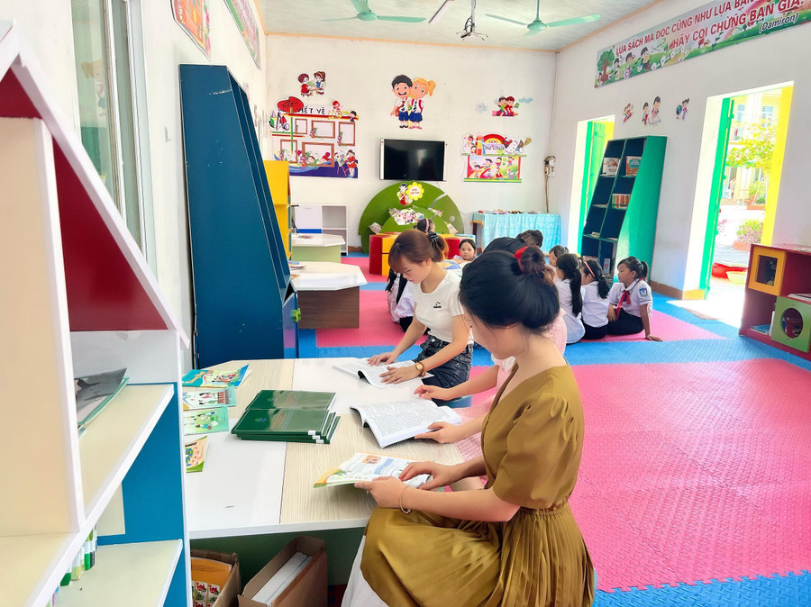 Giáo viên và học sinh Trường Tiểu học Hải Lý tại thư viện trong dịp hè.