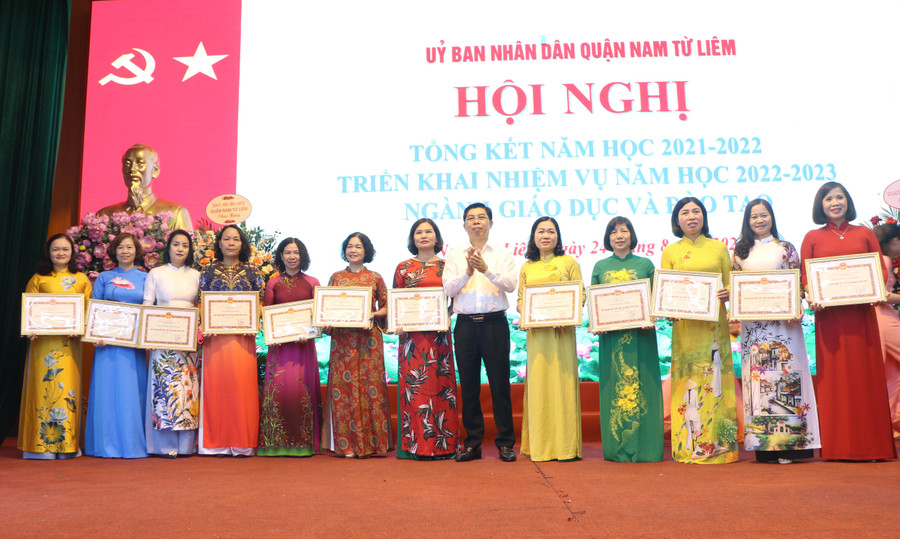 Lãnh đạo quận Nam Từ Liêm trao thưởng cho một số đơn vị, cá nhân có thành tích xuất sắc trong năm học vừa qua.