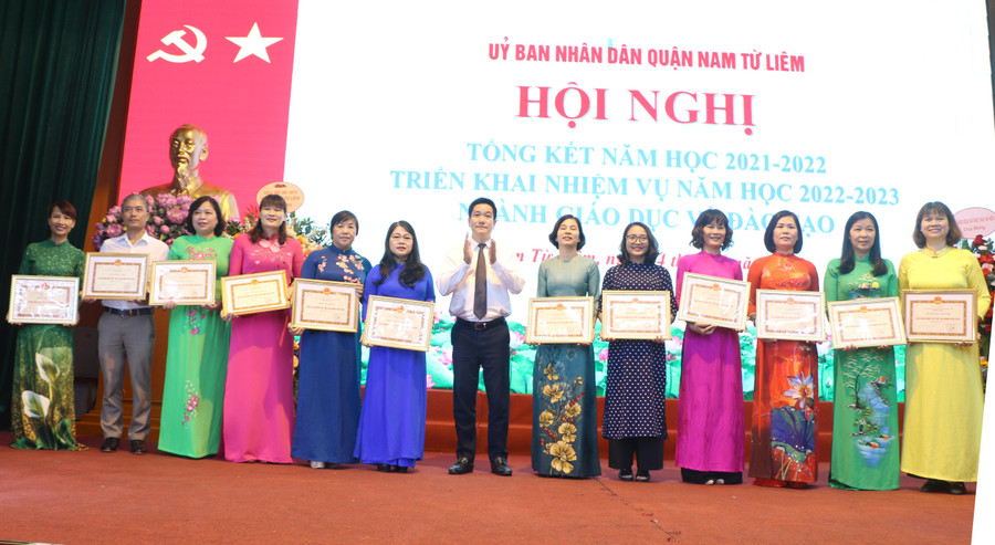 Ông Nguyễn Huy Cường tặng thưởng cho các đơn vị đạt thành tích xuất sắc năm học qua.