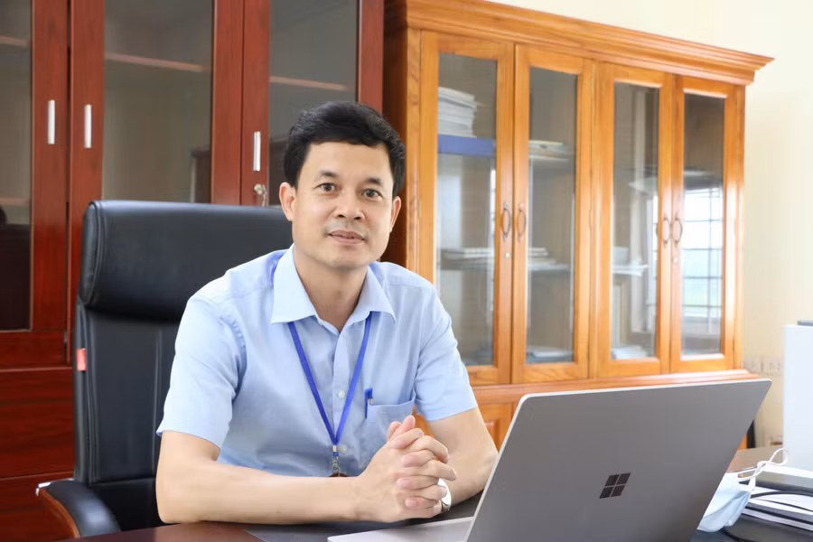 Thầy Chu Quang Hùng - Hiệu trưởng Trường THCS Cổ Đô (Ba Vì, Hà Nội). Thầy Chu Quang Hùng - Hiệu trưởng Trường THCS Cổ Đô (Ba Vì, Hà Nội).