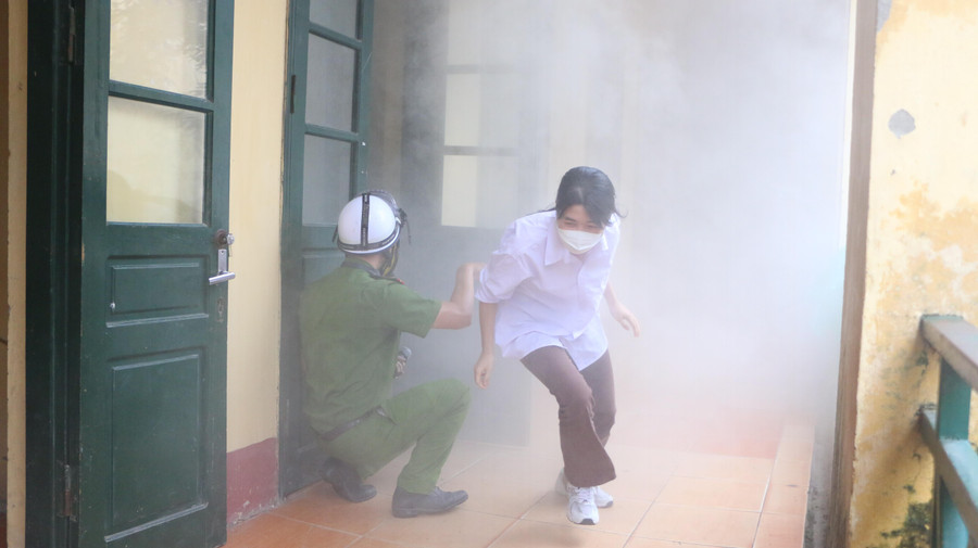 Học sinh được thực hành kỹ năng thoát nạn khi xảy ra cháy trong không gian giả định có nhiều khói khí độc.