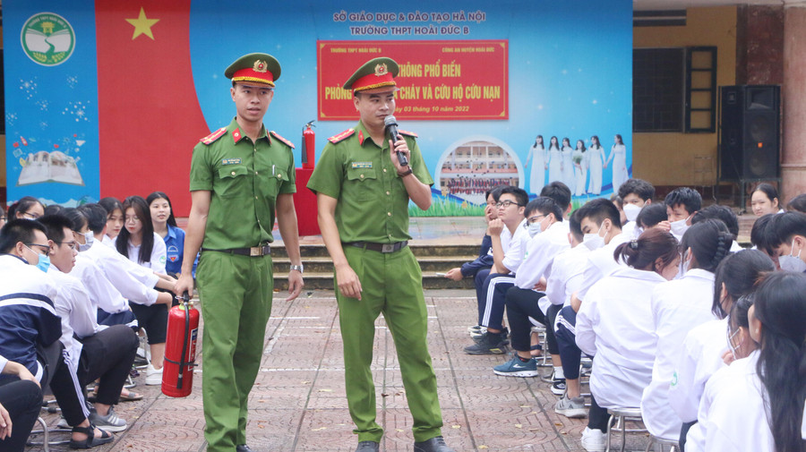 Các cán bộ công an chia sẻ về cách sử dụng bình chữa cháy cầm tay để dập lửa nếu đám cháy có diện tích nhỏ dưới 2m2.