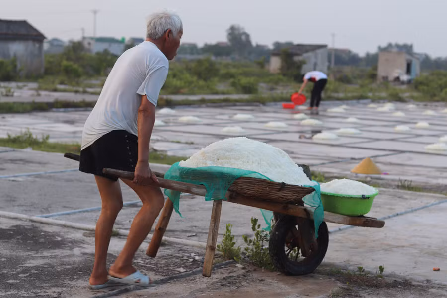 Những năm gần đây, diện tích làm muối ngày càng thu hẹp cũng bởi nghề làm muối lắm khó nhọc. Hiện chỉ còn người già vẫn thủy chung đeo đẳng với nghề. Ảnh: LT.