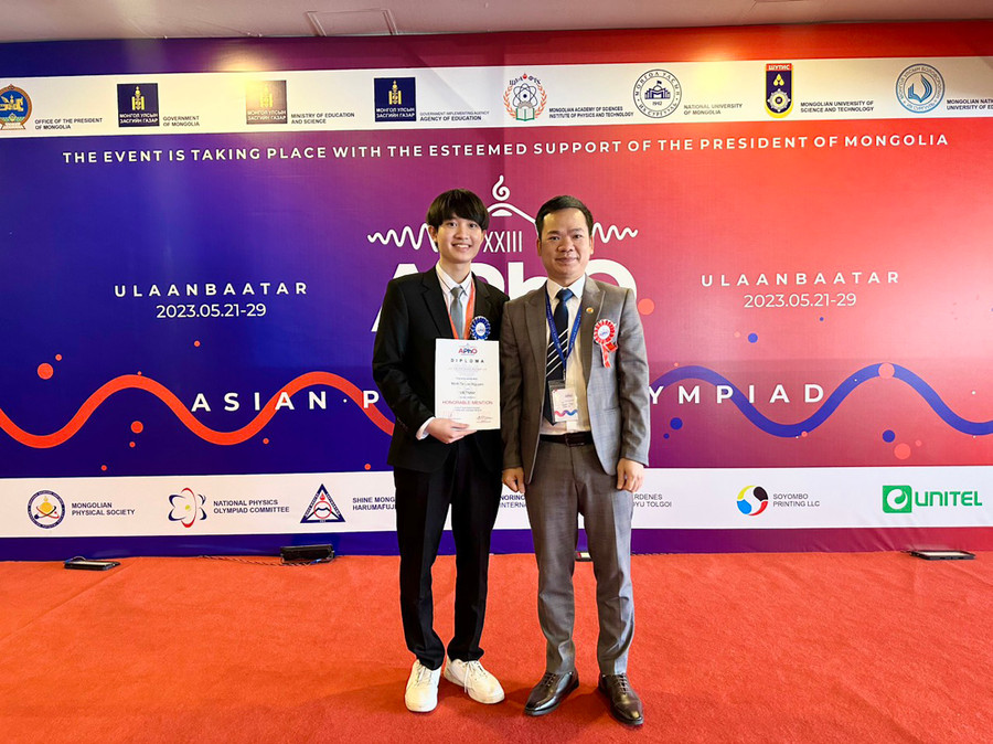 Nam sinh Lê Viết Hoàng Anh (bìa trái), lớp 12 chuyên Lý vinh dự được nhận bằng khen. Nam sinh Lê Viết Hoàng Anh (bìa trái), lớp 12 chuyên Lý vinh dự được nhận bằng khen.