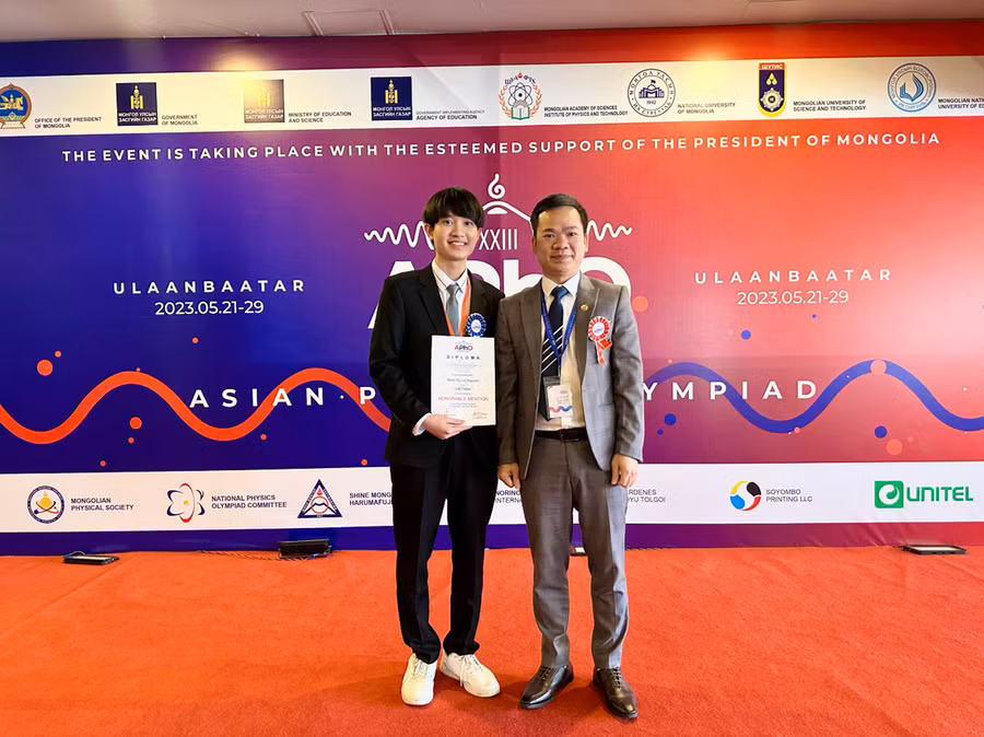 Nam sinh Lê Viết Hoàng Anh (bìa trái), lớp 12 chuyên Lý vinh dự được nhận bằng khen.