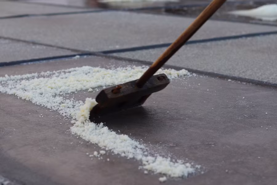 Khi cát khô, trên từng hạt cát sẽ kết tinh những hạt muối nhỏ, người ta dùng xẻng xúc cát đã được phơi khô vào các hố và nén thật chặt. Sau đó, đổ nước biển vào và lắng lấy nước muối. Cuối cùng là đổ nước muối đã được lắng kỹ vào nền ruộng xi măng. Sau khi phơi gần một ngày, muối sẽ lên hạt thì cũng là thời điểm thu hoạch. Ảnh: LT.