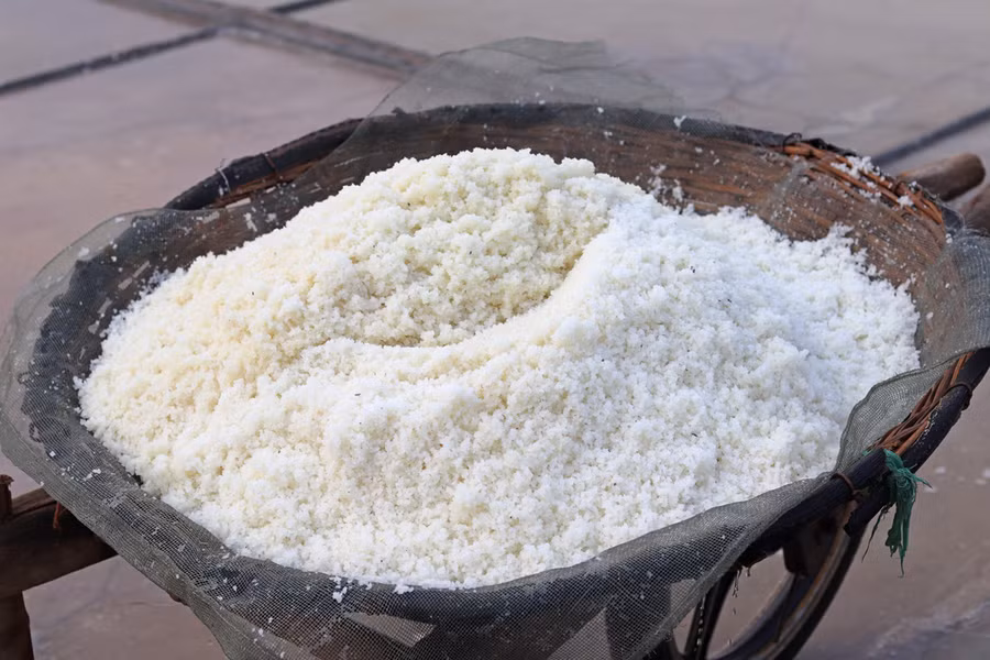 Trung bình, mỗi ngày các diêm dân làm việc trên các ruộng muối từ 4-5 tiếng. Mỗi người có thể thu hoạch khoảng 100 kg muối hạt. Với giá bán hiện tại khoảng 2.000 – 2.500 đồng/kg, họ có mức thu nhập từ 200.000 - 250.000 nghìn đồng mỗi ngày. Ảnh: LT.