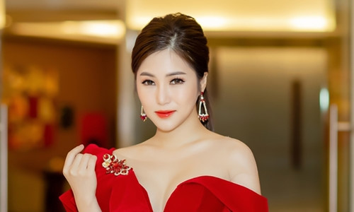 Ca sĩ Hương Tràm.