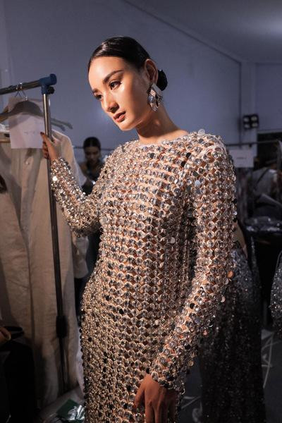 Lê Thúy trong hậu trường show diễn.