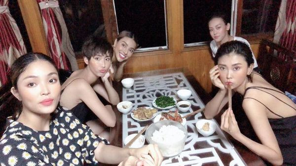 Hình ảnh người mẫu cùng bữa ăn đang được chia sẻ trên mạng xã hội.