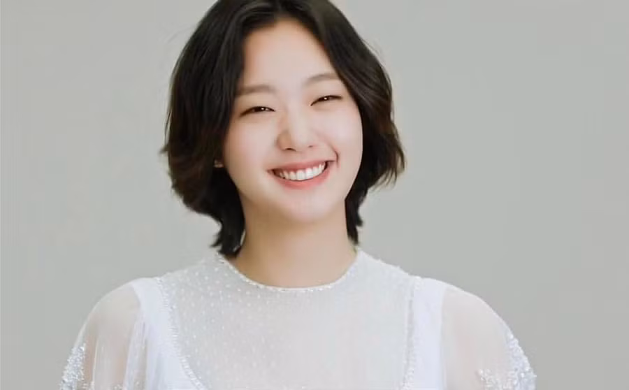 Kim Go Eun từng hợp tác với biên kịch Kim Eun Sook trong bộ phim ăn khách Goblin. Kim Go Eun từng hợp tác với biên kịch Kim Eun Sook trong bộ phim ăn khách Goblin.