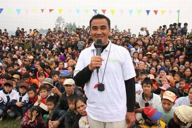 Hình ảnh Quyền Linh trong những chương trình thiện nguyện đã không còn xa lạ. Hình ảnh Quyền Linh trong những chương trình thiện nguyện đã không còn xa lạ.