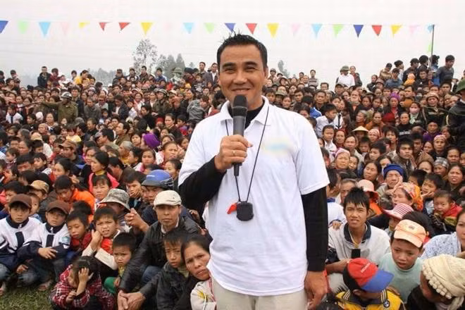 Hình ảnh Quyền Linh trong những chương trình thiện nguyện đã không còn xa lạ.