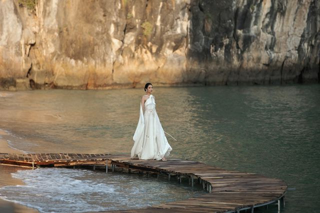 Trước giờ diễn, đường catwalk bị sập, ê kíp phải lao ra cứu.