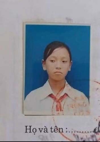 Đang dỗi cả thế giới mà vẫn bị lôi ra chụp ảnh.