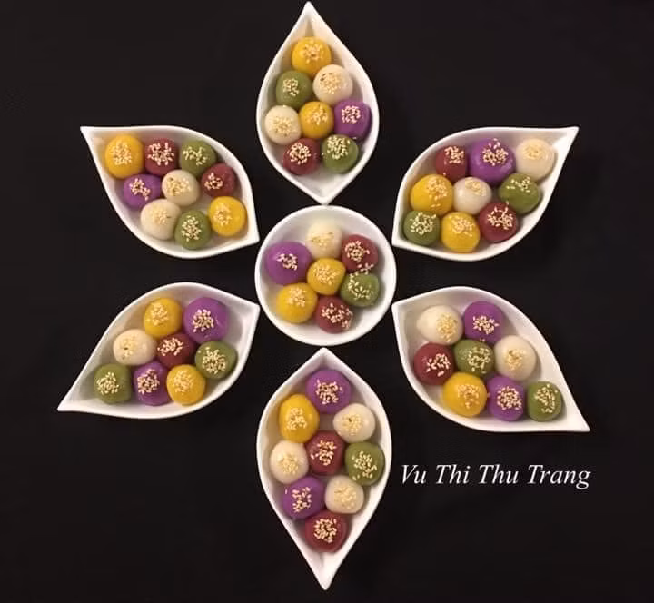 Thay vì những đĩa bánh chỉ có màu trắng như truyền thống, vài năm gần đây, các chị em đã sáng tạo ra những đĩa bánh có màu sắc đa dạng. Ảnh: Vũ Thị Thu Trang.