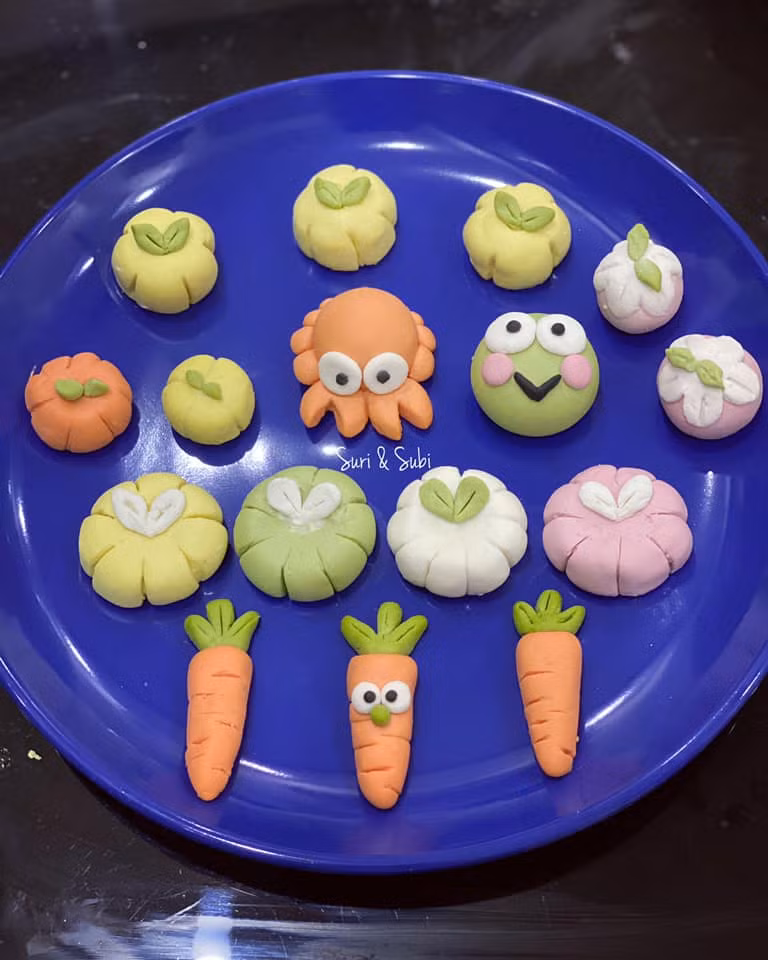 Những màu sắc bắt mắt này được các mẹ chế biến từ các nguyên liệu rất an toàn, tự nhiên như: gấc, hoa đậu biếc khô, hạt dành dành, lá cẩm, bột matcha trà xanh...