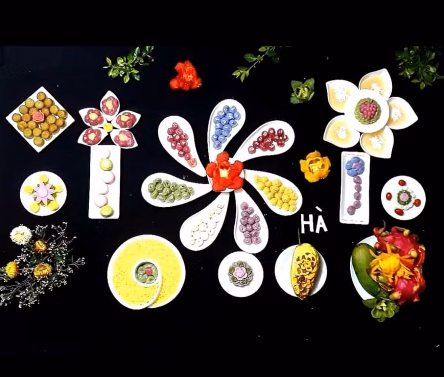 Mâm cúng Tết Hàn thực ngoài bánh trôi bánh chay có thêm đĩa xôi vò, cái bánh thạch của chị Phùng Hà. Ảnh: Phùng Hà.